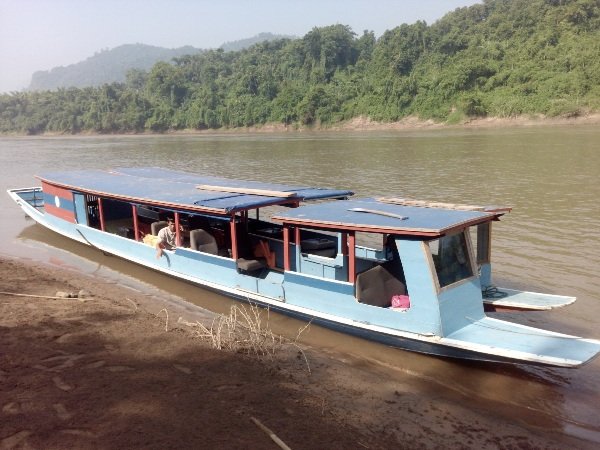 Boat trip around Pak Ou